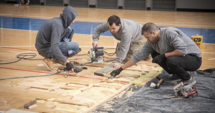 Cserélik a parkettát